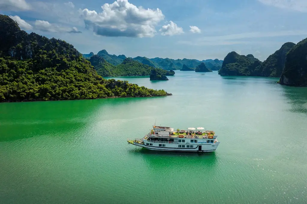 Halong Bay 2 days 1 night with kayaking on Fantasea Cruise