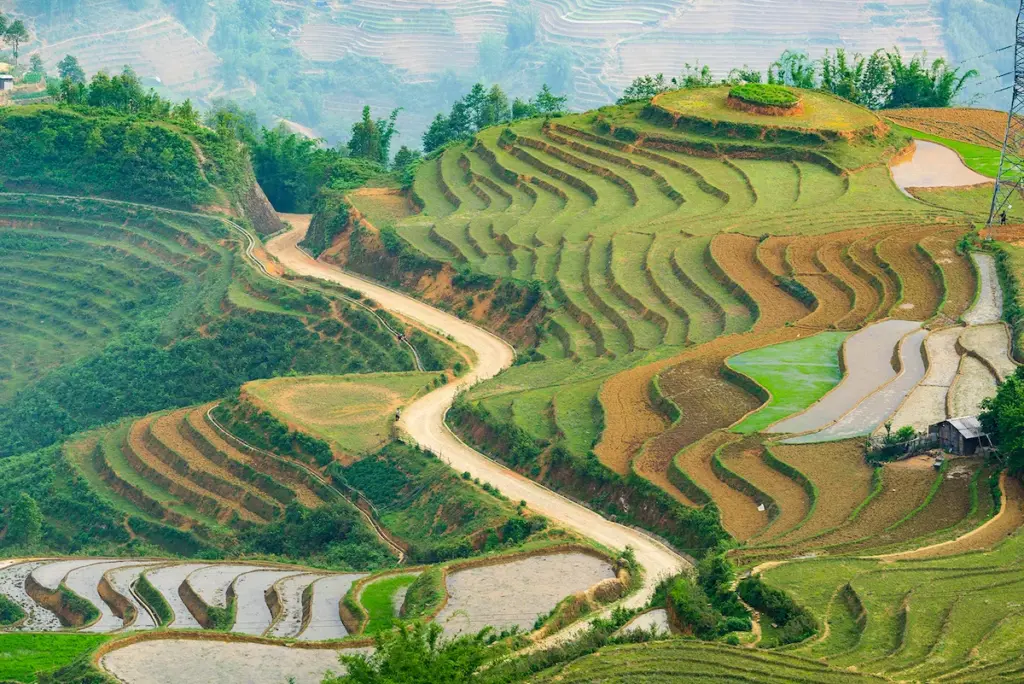 Sapa Trekking Tour with Breathtaking Mountain Rice Terraces and Scenic Trails